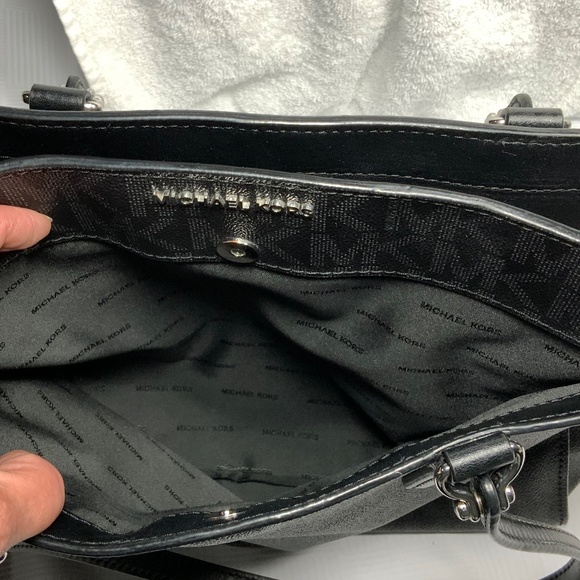 Michael Kors Signature Dee Dee Tote - Picture 4 of 16